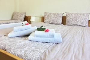 two beds with towels on top of each other at Becar Pyramid Rooms in Visoko