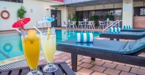 Bazén v ubytování Hotel Grand Continental Kuching nebo v jeho okolí
