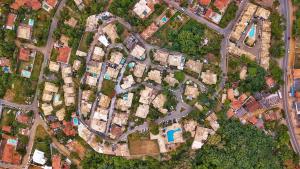 una vista aérea de una ciudad con casas y carreteras en Geriba, casa de 4 qts charmosa com ar, DISPONIVEL CARNAVAL en Búzios