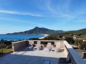 布杰鲁ALELCA DOMO的阳台顶上的一组椅子