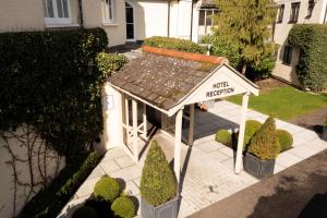 een klein observatorium met een bord in een tuin bij Ivy Hill Hotel, Sure Hotel Collection by Best Western in Chelmsford