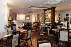 un ristorante con tavoli e sedie in una stanza di Ivy Hill Hotel, Sure Hotel Collection by Best Western a Chelmsford