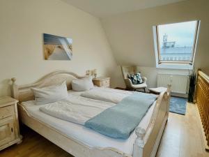 a bedroom with a large bed and a window at Ferienwohnung im Alten Postamt in Binz in Binz