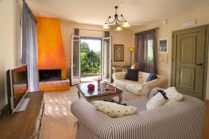 A seating area at Stamoulis Villas Még 9 kép