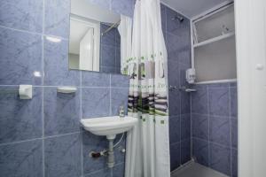 y baño con lavabo y ducha. en ApartaSuites & Hotel Bogota Teusaquillo, en Bogotá