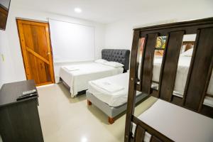 Postel nebo postele na pokoji v ubytování Hotel La Casona de Getsemani