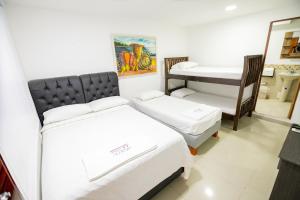Postel nebo postele na pokoji v ubytování Hotel La Casona de Getsemani