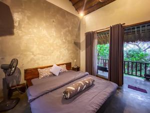 ein Schlafzimmer mit zwei Betten und einem Balkon in der Unterkunft Cat Homestay in Hue