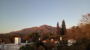 Una imagen general de la montaña o una montaña tomada desde la casa de vacaciones