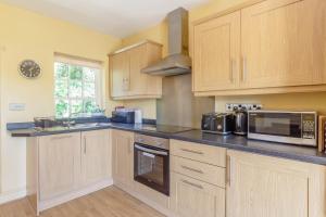 A kitchen or kitchenette at Curlew Cottage