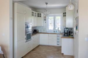 Kuchyň nebo kuchyňský kout v ubytování Lakeside Home