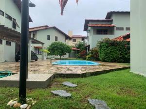 una piscina en el patio de una casa en Casa com 3 Suites à 200m da Praia - Barra de São Miguel, en Barra de São Miguel