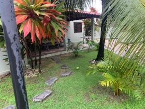 Zahrada ubytování Casa com 3 Suites à 200m da Praia - Barra de São Miguel