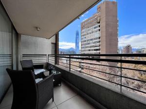 Elle comprend un balcon offrant une vue sur les toits de la ville. dans l'établissement Apartamentos City Centro Los Leones, à Santiago