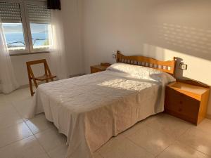 1 dormitorio con 1 cama, 1 silla y 1 ventana en VUT Pedra do Con, en Portosín