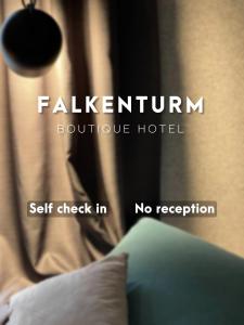 un cartello per un hotel con un cuscino e senza reception di Hotel Falkenturm a Monaco