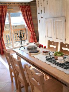 einen Esstisch mit Speise- und Weingläsern in der Unterkunft Résidence Les Alpages De Champagny in Champagny-en-Vanoise