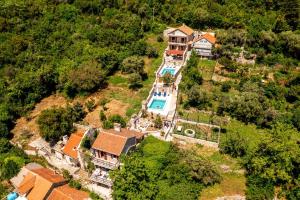 vista aerea di una casa con piscina di Old Stone House Villas a Tivat