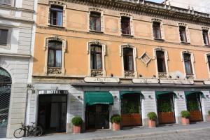 un edificio sul lato di una strada di Hotel Nuovo a Milano