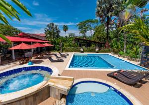 Una piscina con sillas y un resort. en NQ Hotel Orinoquia, en Villavicencio