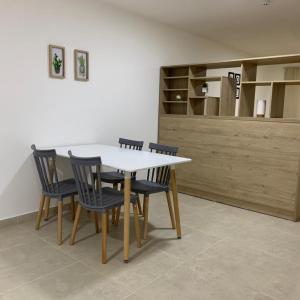 jadalnia z białym stołem i krzesłami w obiekcie Happy Guest Apart 50 w mieście Ushuaia