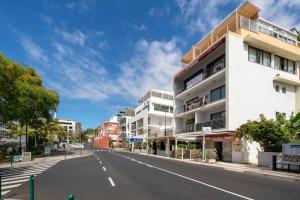 une rue vide dans une ville avec des bâtiments dans l'établissement Lido View Calla by An Island Apart, à Funchal