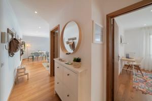 un salon avec un miroir et une table dans l'établissement Lido View Calla by An Island Apart, à Funchal 8 autres photos