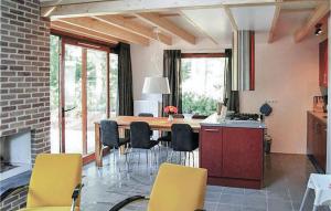 eine Küche und ein Esszimmer mit einem Tisch und Stühlen in der Unterkunft Sonnevijver Vijverdorp-waterl, in Rekem