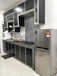Η κουζίνα ή μικρή κουζίνα στο Mahsuri Homestay