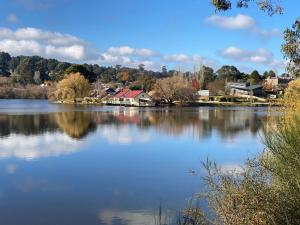 a view of a large lake with houses and trees at East St 3 in Daylesford