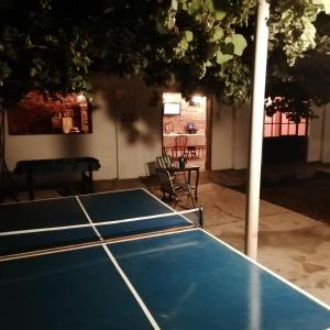 a tennis court with a table tennis at Club de Veraneantes Tulumba Hostel y suites in Villa Tulumba