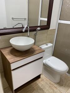 パルミラにあるHermoso apartamento recien remodelado en el centro de Palmiraのバスルーム(洗面台、トイレ付)