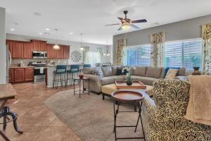 Dapur atau dapur kecil di Stylish & Modern Home Near Downtown Gilbert!