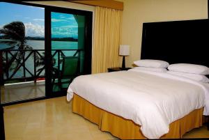 Rúm í herbergi á Playa Tortuga Hotel and Beach Resort