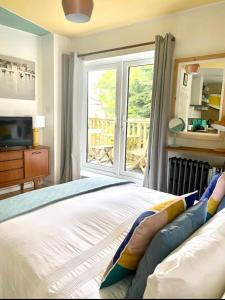 聖艾夫斯的住宿－St Ives Balcony Flat，一间卧室设有一张床和一个大窗户