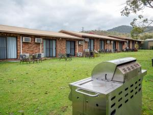 a grill in a yard in front of a building at Eildon Parkview Motor Inn Room 2 in Eildon
