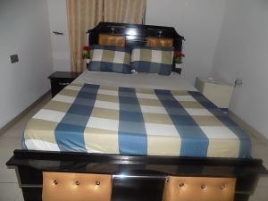 Кровать или кровати в номере Great Secured 1Bedroom Service Apartment ShortLet-FREE WIFI - Peter Odili RD - N29,000