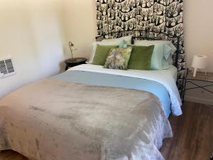 a bedroom with a large bed with green pillows at Private 1 Bd near Yosemite and Bass lake in Oakhurst