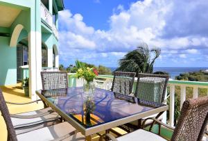 Balkon atau teras di BeachFront Villa