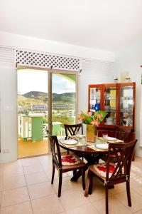 Balkon atau teras di BeachFront Villa