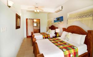 Tempat tidur dalam kamar di BeachFront Villa