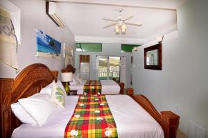מיטה או מיטות בחדר ב-BeachFront Villa