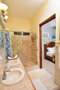 Koupelna v ubytování BeachFront Villa + 20 fotografií