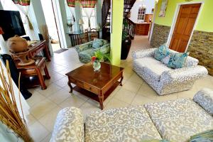 Area tempat duduk di BeachFront Villa