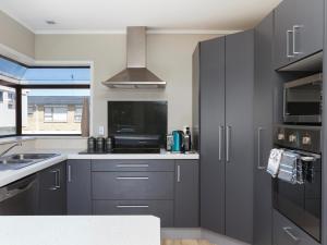 Dapur atau dapur kecil di At The Bay - Mt Maunganui Holiday Home