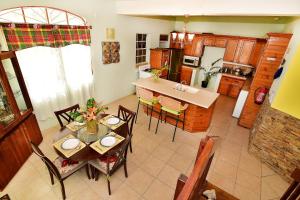 Dapur atau dapur kecil di BeachFront Villa