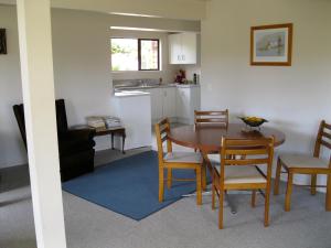 O bucătărie sau chicinetă la Cooks Beach Gem - Cooks Beach Holiday Home +10 fotografii