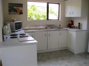 O bucătărie sau chicinetă la Cooks Beach Gem - Cooks Beach Holiday Home