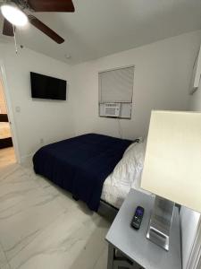 เตียงในห้องที่ Guest house near Downtown Miami