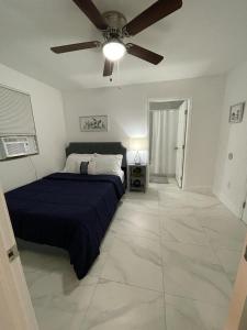 um quarto com uma cama e uma ventoinha de tecto em Guest house near Downtown Miami em Miami
